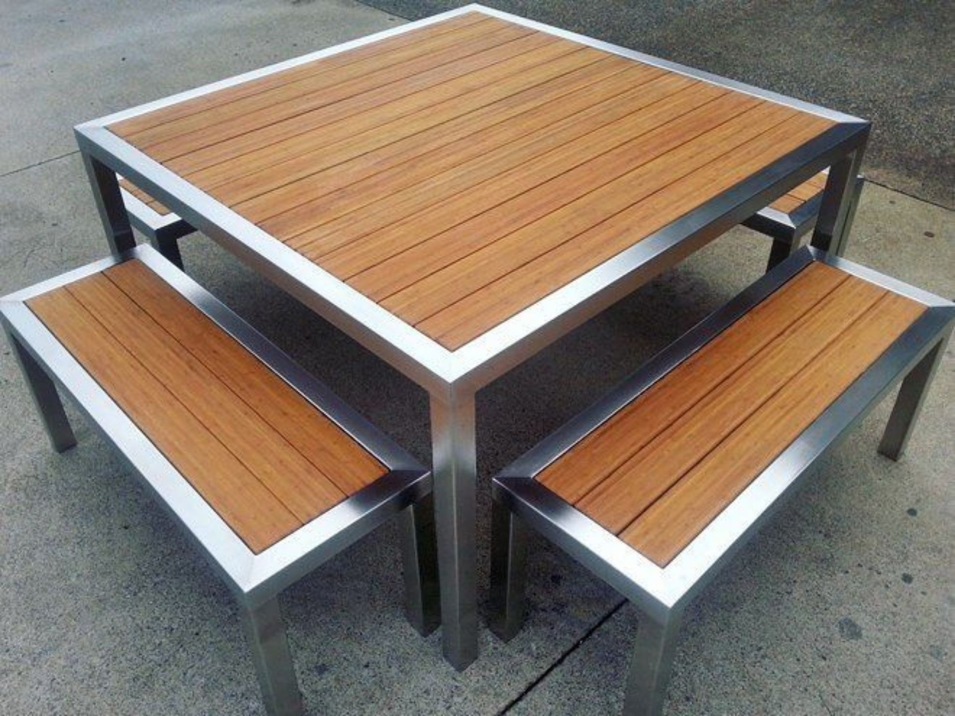 стол с металлическим покрытием