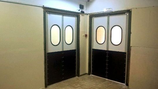 Распашные маятниковые двери из сэндвич-панелей