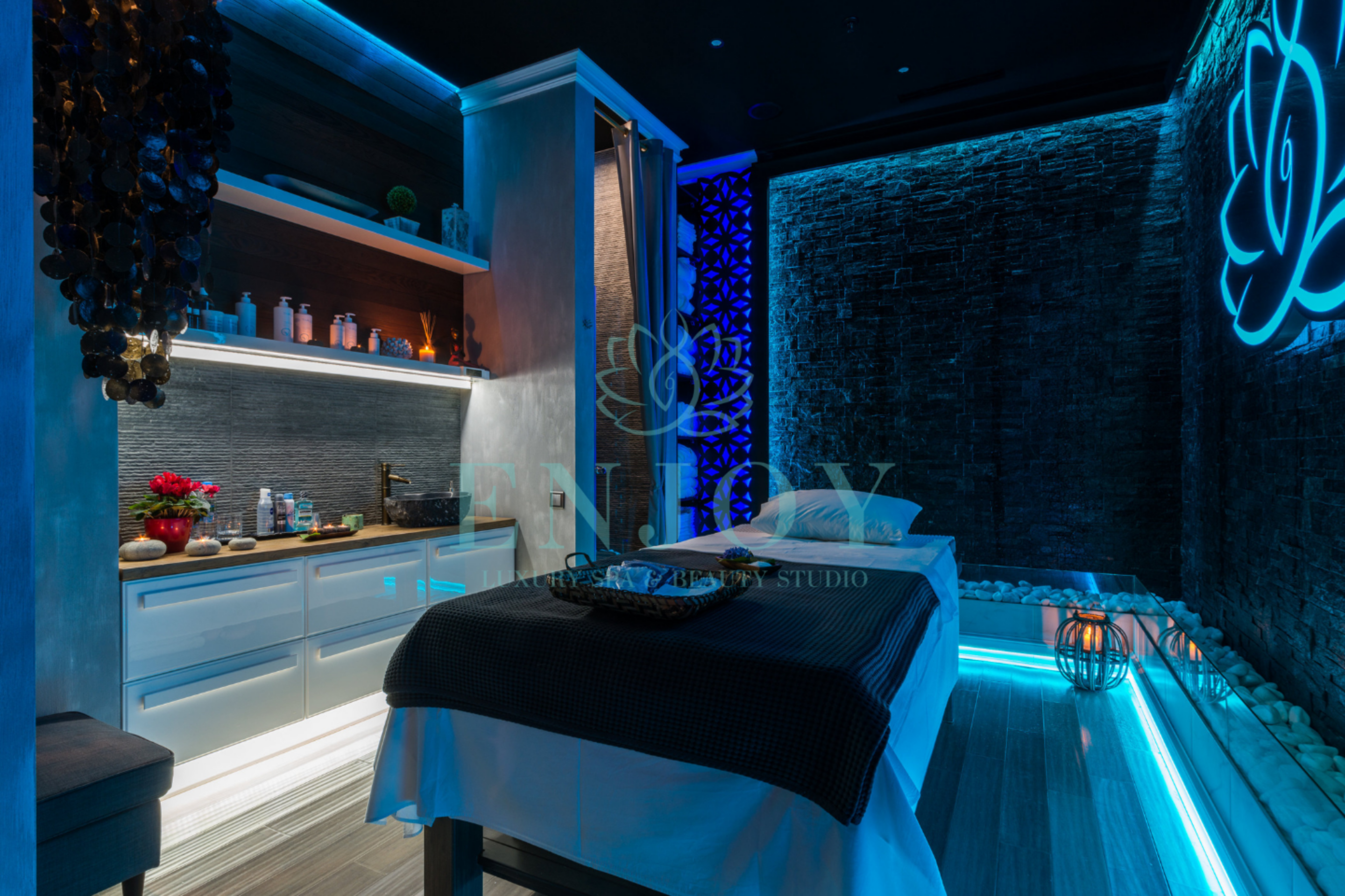 Enjoy moscow. Спа enjoy Luxury Spa. Enjoy Luxury Spa & Beauty Studio. Spa Studio 54 Москва Сити. Люксовый спа салон.