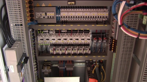 В бытовых электроприборах при простом включении мы используем включатели, обычно это  кнопки и переключатели.