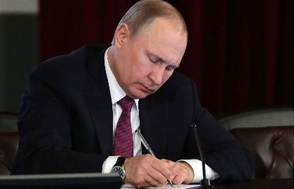 <span style="font-weight: bold;">Вновь выпускаемые карты водителя для цифровых Тахографов от нового производителя АО НТЦ "Спецпроект" которые получили название "Диамант2" вместо "Диамант1" действительно не работают с некоторыми тахографами Меркурий ТА-001 и КАСБИ ДТ-20М.</span><p><span style="font-weight: bold;">Данные тахографы при приеме карты водителя не проходят взаимную аутентификацию и попросту выдают ошибку</span></p><p><span style="font-weight: bold;"><br></span></p><p><span style="font-weight: bold;">На сегодняшний день существует единственное решение данной проблемы это необходимо обновить прошивку тахографа(ПО тахографа) </span></p><p><span style="font-weight: bold;"><br></span></p><p><span style="font-weight: bold;">Данную операцию можно проделать в любой тахографической мастерской, которая находиться ближе к Вам</span></p><p><span style="font-weight: bold;">Стоимость обновления прошивки ткахографа для устранения ошибки принятия карты водителя на данный момент по стране колеблется от 300 до 1500 рублей, процедура обновления ПО тахографа занимает в среднем 10 минут</span></p>